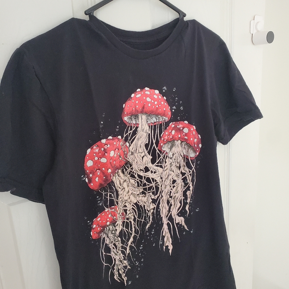 Threadless Black and Red Tee Mushroom Fish Short Sleeve Shirt‎ SZ:S
